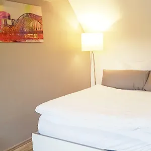 Apartment Zwei Schicke Mit Parkplatz, Cologne